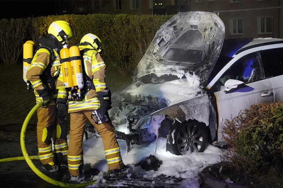In der Nacht zum Ostermontag fackelte der Seat Leon des Löschmeisters an der Camillo-Gocht-Straße ab. Seine Kameraden löschten das Feuer.