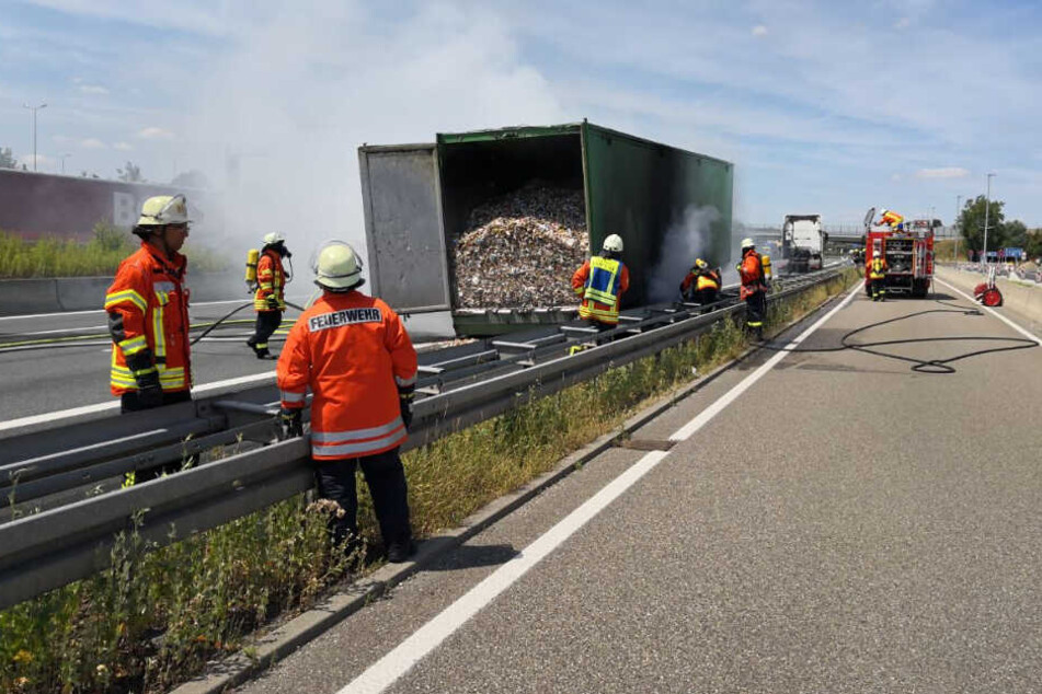Einsatzkräfte vor Ort auf der Autobahn.