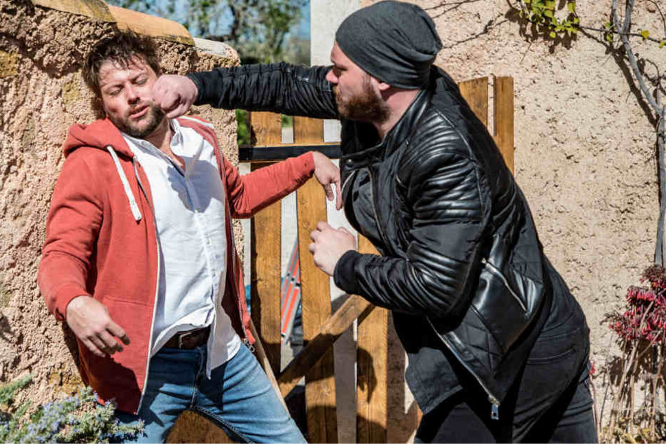 Eriks (Patrick Heinrich, r.) ganzer Hass fokussiert sich auf John (Felix von Jascheroff) und es kommt zu einem Kampf auf Leben und Tod.