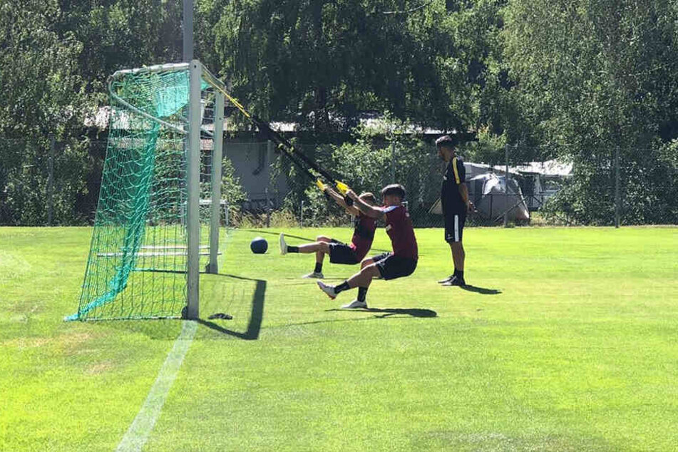 Baris Atik und Dzenis Burnic trainieren unter den Augen von Cristian Fiel.