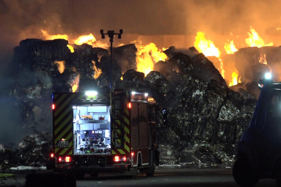 Die Feuerwehr kämpft seit Stunden gegen die Flammen auf dem Fabrikgelände.