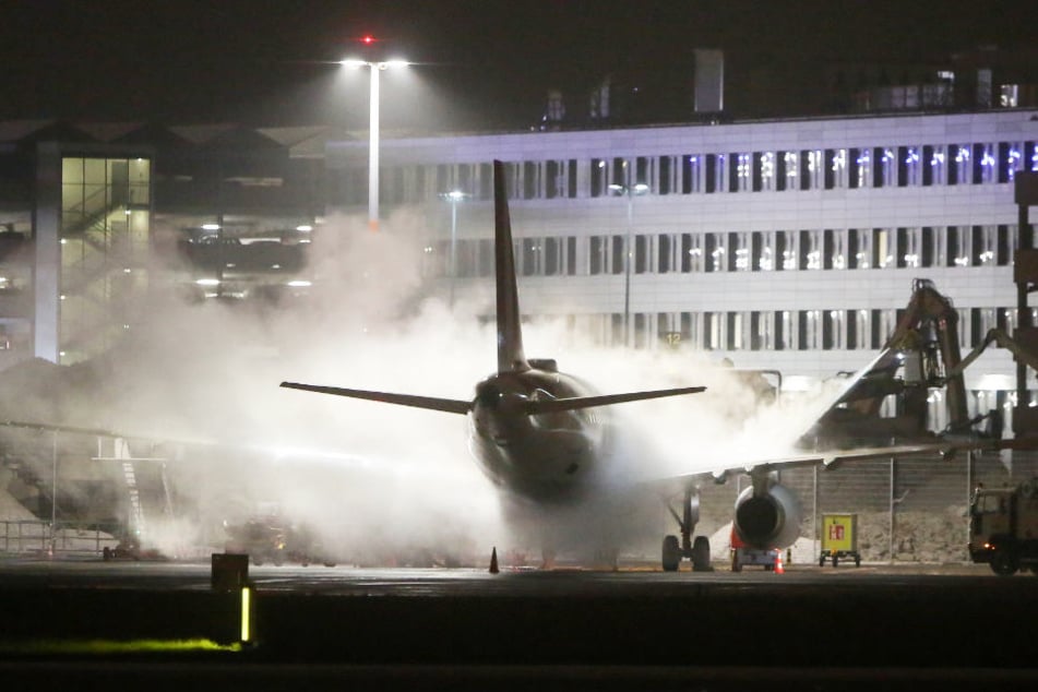 Vor dem Start am Flughafen Fuhlsbüttel mussten zahlreiche Flugzeuge wegen des kalten Winterwetters enteist werden.