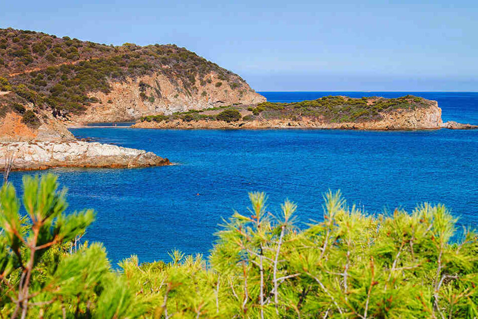 Am Strand von Su Pallosu auf Sardinien war die Leiche entdeckt worden. (Symbolbild)