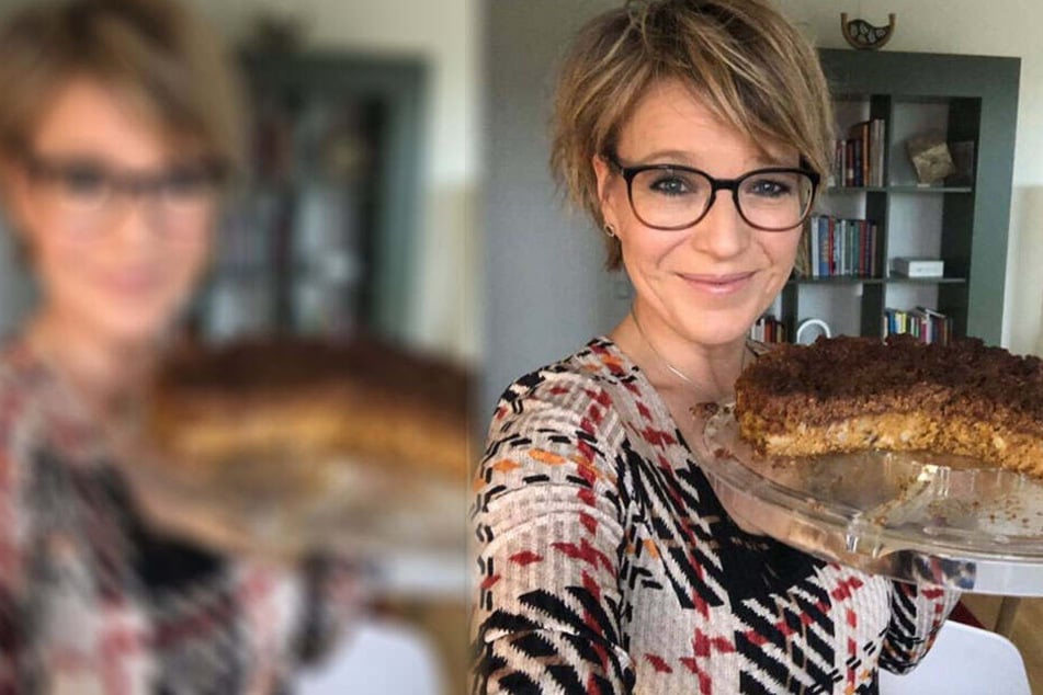 Moderatorin Andrea Ballschuh (46) zeigt ihr "Sorgenkind", den Kürbiskuchen. Er geriet im ersten Anlauf zu trocken.
