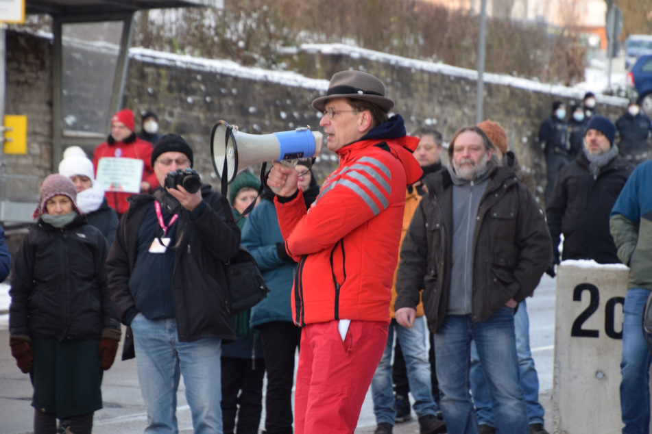 Mit Megafon: Bodo Schiffmann vor seiner Praxis.