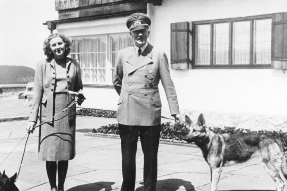 Blondi und Braun: Adolf Hitler zusammen mit seiner Geliebten Eva Braun und seinem Schäferhund "Blondi" 1942 auf dem "Berghof". (Archiv)