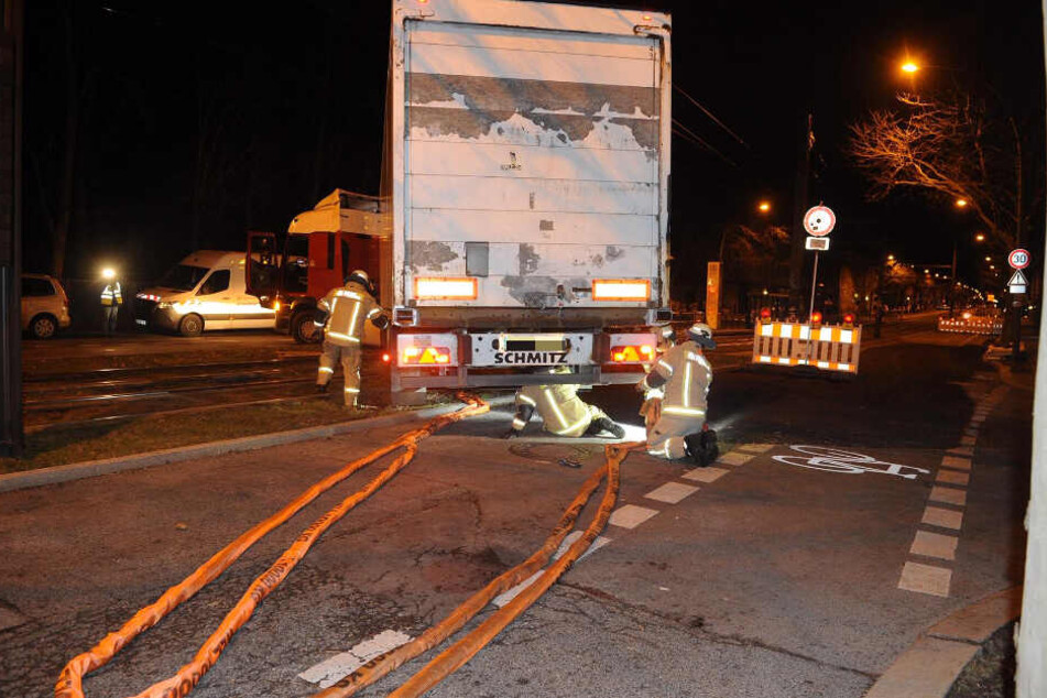 Ein Lkw ist in Alt-Hohenschönhausen in einem Gleisbett stecken geblieben.