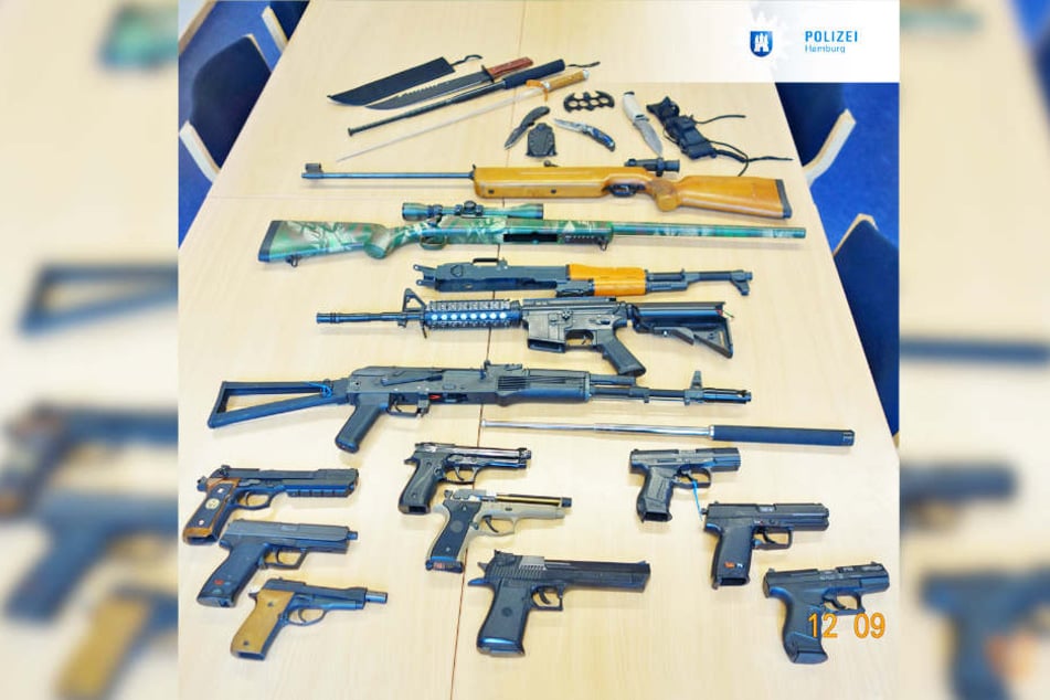 Dieses Waffenarsenal hat die Polizei in Hamburg sichergestellt.