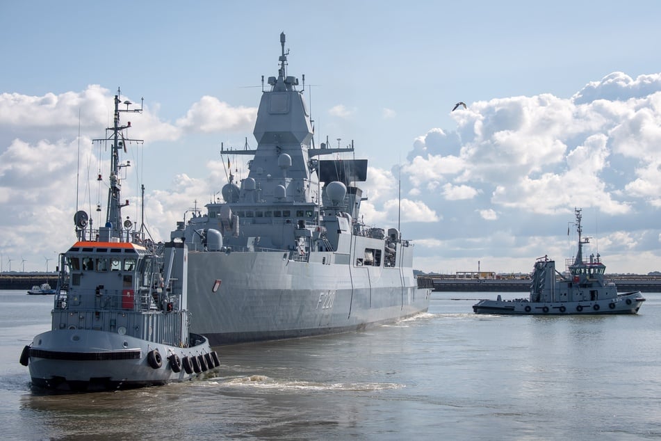 Die Fregatte "Hamburg" läuft aus dem Hafen.