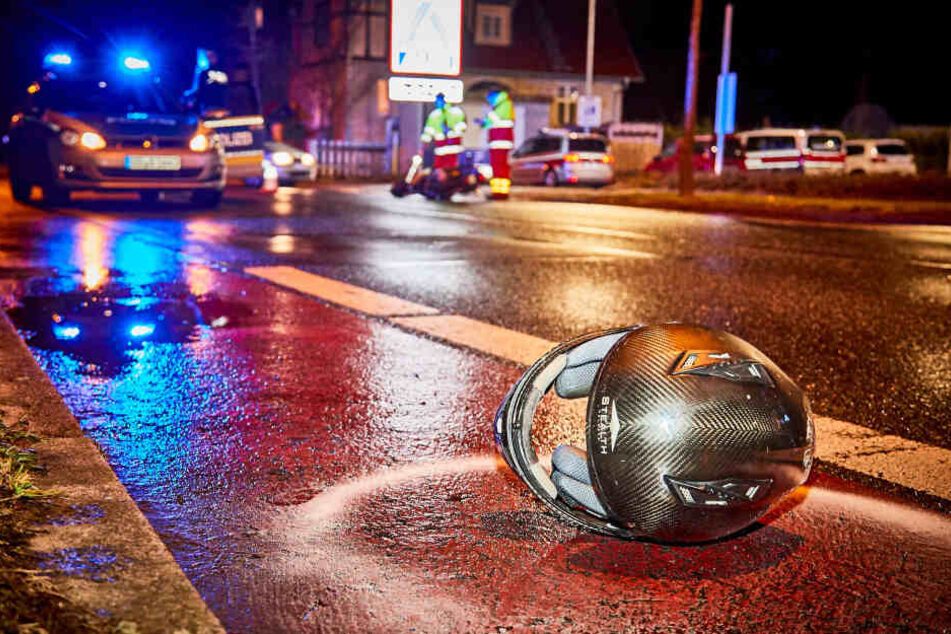 Der Helm des Rollerfahrers (50) liegt auf der Straße