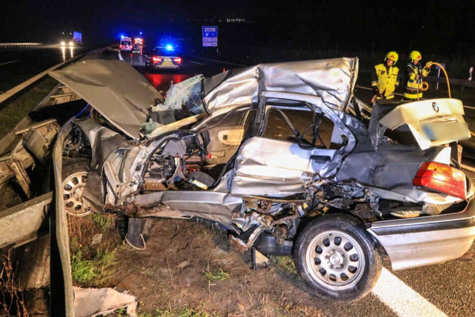 Der BMW wurde durch den Aufprall völlig zerstört.