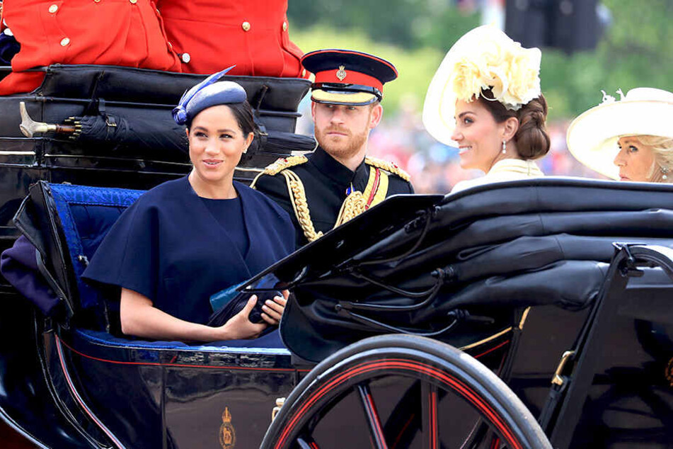 Harry und Meghan bei einer royalen Kutschfahrt anlässlich "Trooping the Colour":