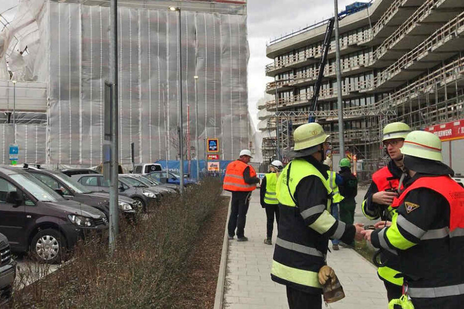 Die Feuerwehr in München muss Baugerüste sichern, die sich durch den Sturm lösen könnten.