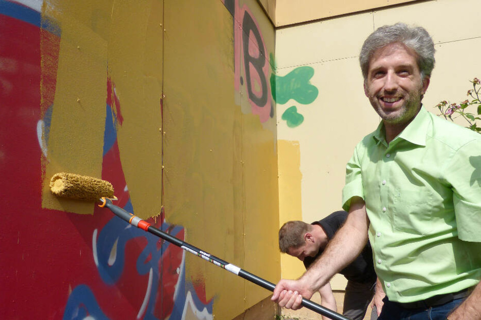 Boris Palmer streicht eine Wand.