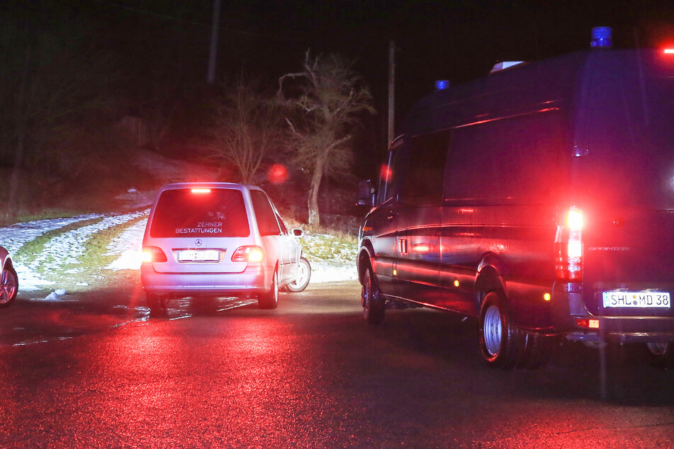 Offenbar ein Gewaltverbrechen! Ein Mann (44) und ein fünfjähriges Kind wurden am Donnerstag tot in einem Auto in Meiningen entdeckt.