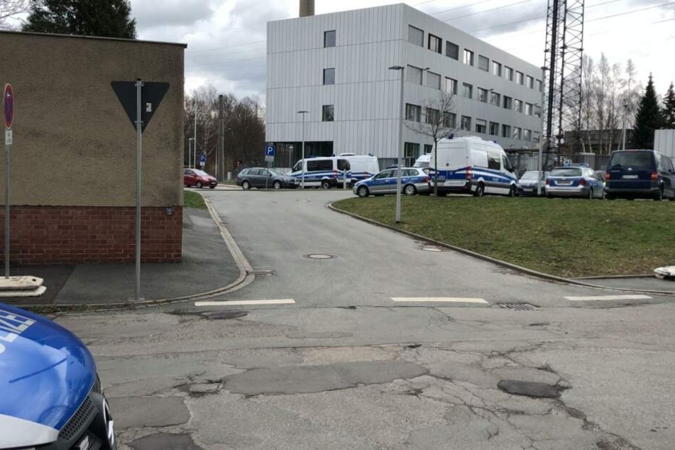 Das Aufgebot an Polizeifahrzeugen am Revier Chemnitz-Südwest.