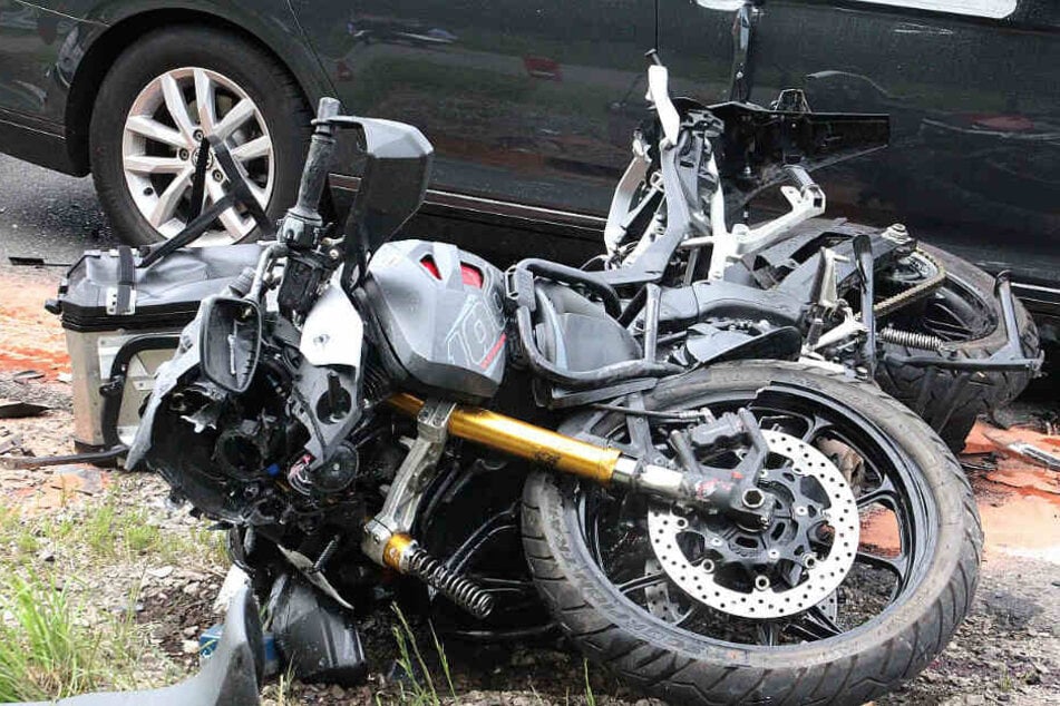 Das verunfallte Motorrad liegt auf dem Boden.