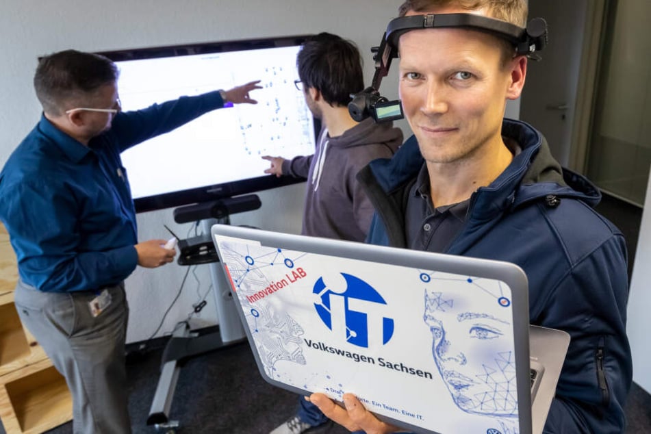 Projektleiter Daniel Koch (37) mit AR-Brille und Laptop: VW baut eine zentrale IT-Abteilung auf.