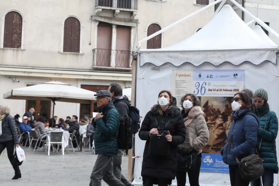 In der italienischen Stadt Venedig kommen Touristen kaum noch ohne Mundschutz aus.