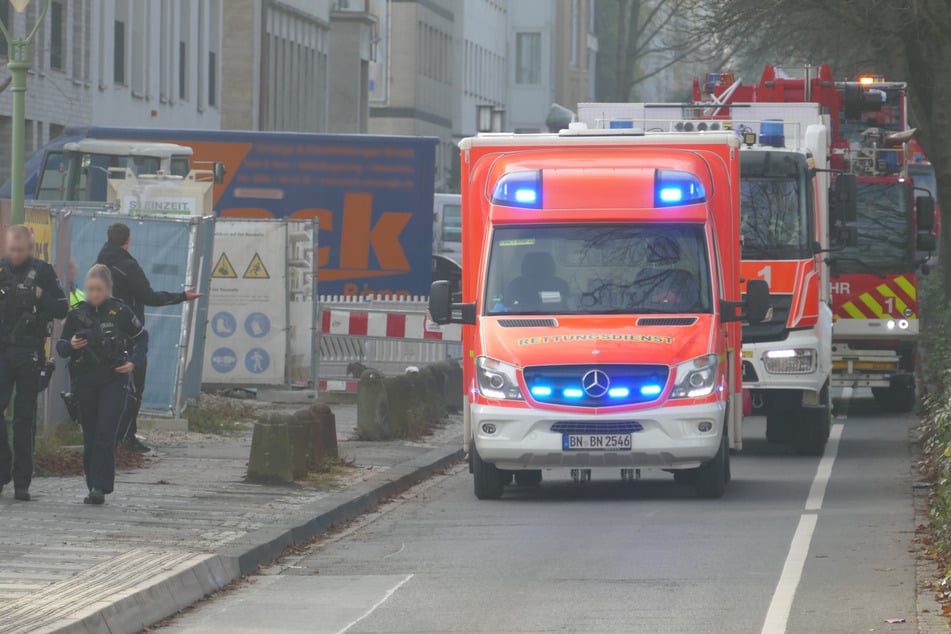 Mann stürzt in sechs Meter tiefe Baugrube: Passanten hören Hilferufe erst Stunden später