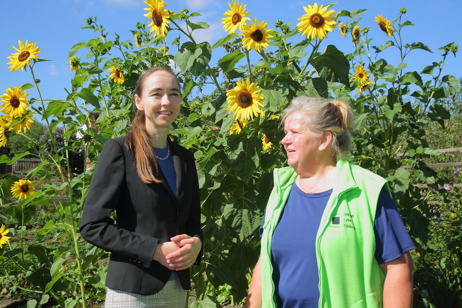 Sozialbürgermeisterin Kristin Kaufmann (46, l.) lässt sich von Fachanleiterin Ute Krondorf (60) den Garten erklären.