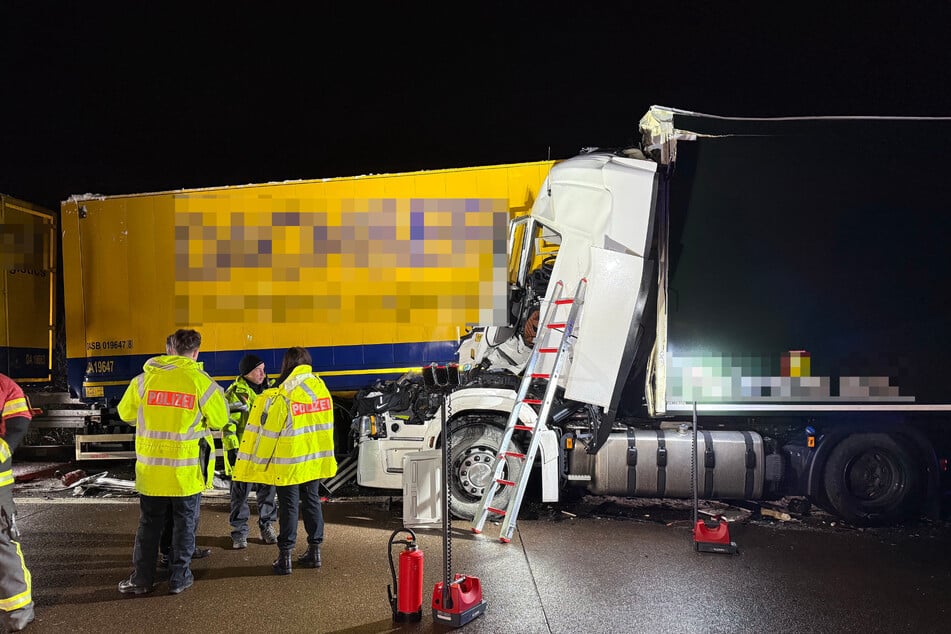Beide Laster wurden bei dem Unfall stark beschädigt.