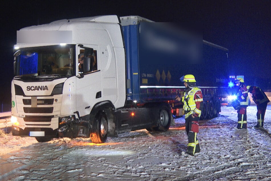 In der Folge des Staus war ein Lastwagen in die Leitplanke gekracht, die A7 musste daraufhin in Richtung Süden für eine Stunde voll gesperrt werden.