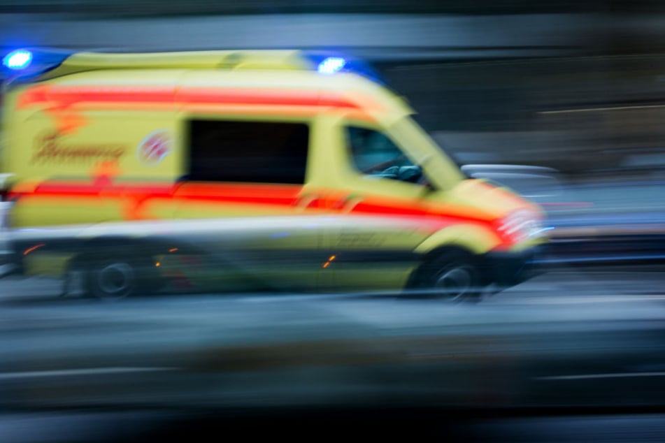 Das Paar wurde mit dem Krankenwagen weggebracht, der 32-Jährige mit dem Hubschrauber transportiert. (Symbolbild)