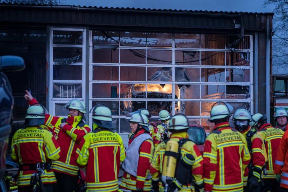 Zahlreiche Feuerwehrleute waren im Einsatz.