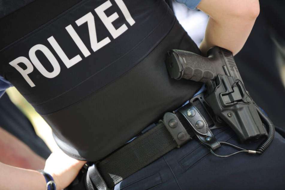 Die Polizei fahndet nach einem jungen Mann mit Monster-Maske. (Symbolbild)