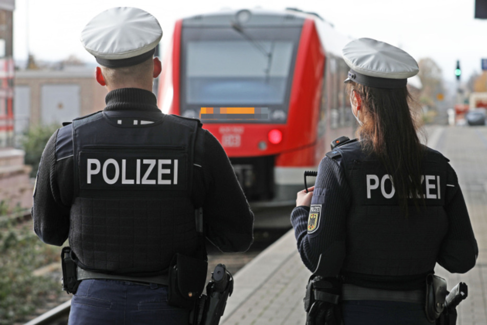 Die Bundespolizei nahm den betrunkenen Schwarzfahrer in Schutzgewahrsam. (Symbolbild)