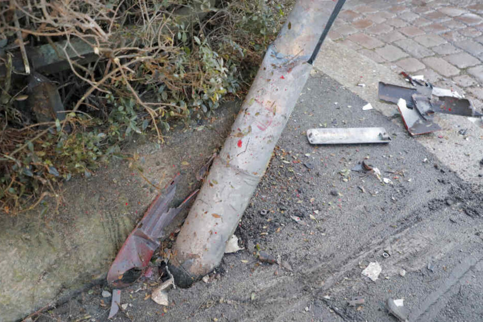 Die Straßenlaterne muss von der Feuerwehr abgesägt werden.