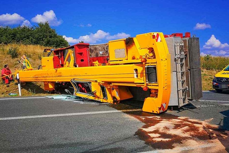 Der Autokran stürzte um und blieb quer zur Fahrbahn liegen.