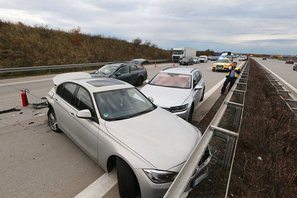 Bei dem Unfall waren mehrere Fahrzeuge ineinander gefahren.