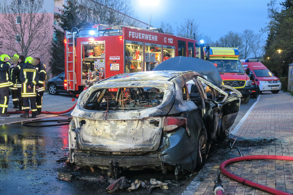 Vom Hyundai ist nicht mehr viel übrig! Das Auto brannte am Sonntagabend in Schwarzenberg komplett aus.