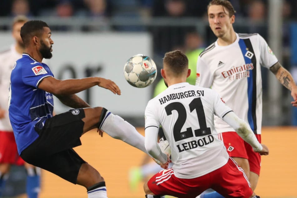 Tim Leibold versuchte gemeinsam mit Adrian Fein Bielefelds Cebio Soukou zu stoppen.
