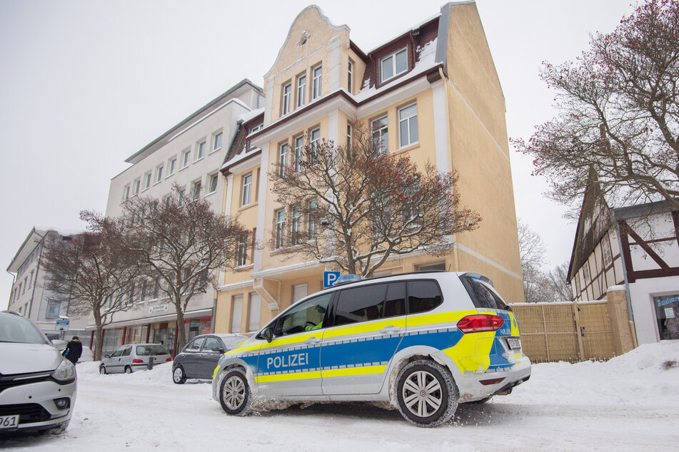 Ein Polizeiauto am 10. Februar 2021 am Tatort in Peine.