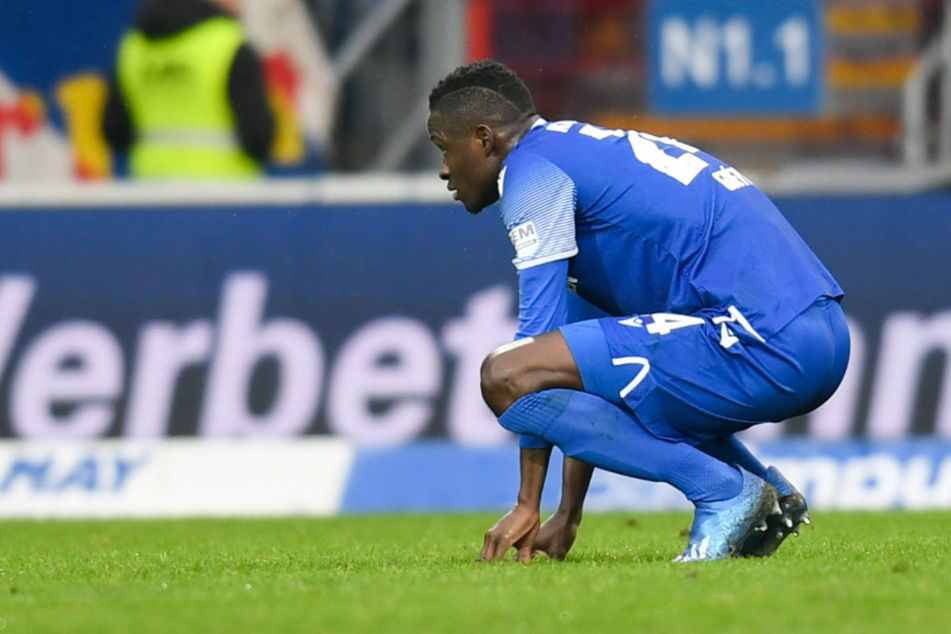 Karlsruhes Babacar Gueye (26) wurde positiv auf das Coronavirus getestet.