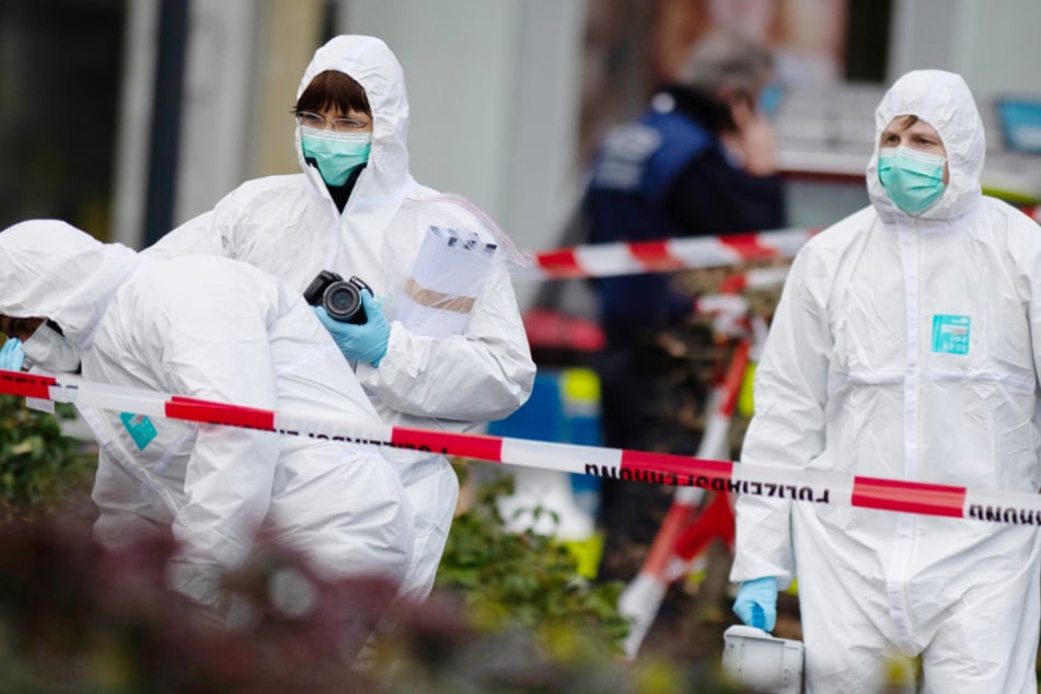 Das Foto zeigt Mitarbeiter der Spurensicherung an einem der Tatorte in Hanau.