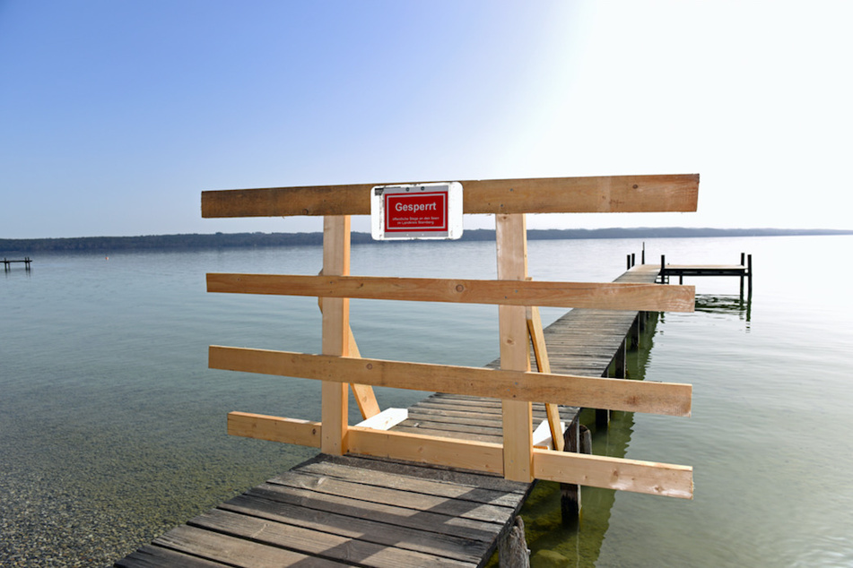 Ein Steg am Starnberger See wurde vom Landratsamt Starnberg wegen des Infektionsschutzgesetzes wieder gesperrt.