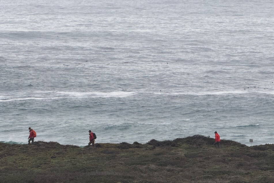 Einsatzkräfte suchten die Küste nach dem kleinen Mädchen ab, das vom Wasser mitgerissen worden ist.