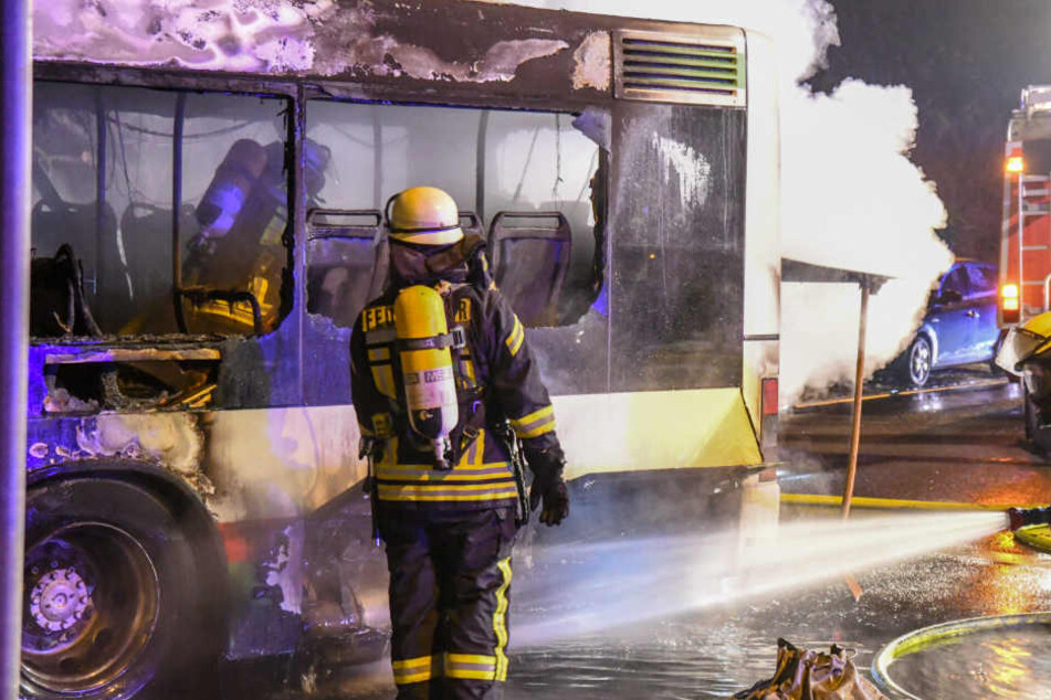 Im Einsatz waren 26 Einsatzkräfte der Berufsfeuerwehr sowie der Freiwilligen Feuerwehr.