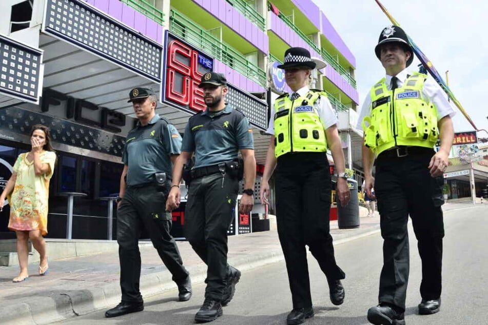 Polizisten aus Spanien und England laufen durch den vor allem bei Briten beliebten Ort Magaluf. Dort wurde jetzt eine Schottin vergewaltigt.