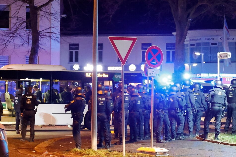 Im Bereich der Forststraße versuchten Fußballfans eine Polizeisperre zu durchbrechen.