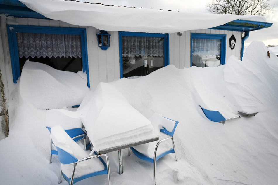 Mecklenburg-Vorpommern, Putgarten (Insel Rügen): Auf Tischen und Stühlen eines Imbisses liegt Schnee.