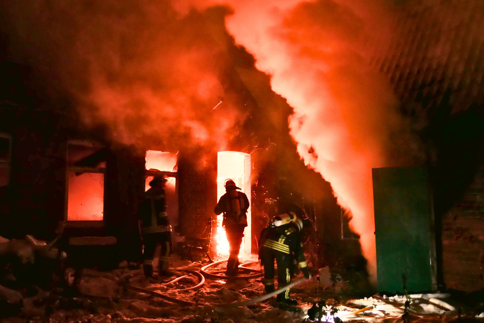 Rund 80 Einsatzkräfte der Feuerwehr Celle bekämpften in der Nacht zu Montag das Feuer in der Kuckuckstraße.