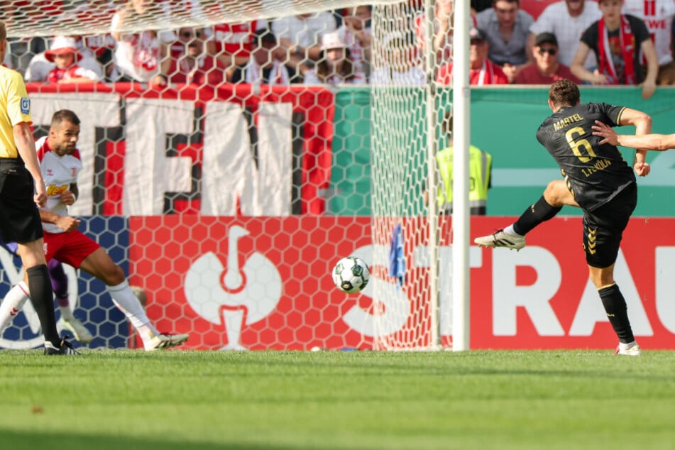 Hinein ins Glück! Eric Martel gleicht für den FC ganz spät aus.