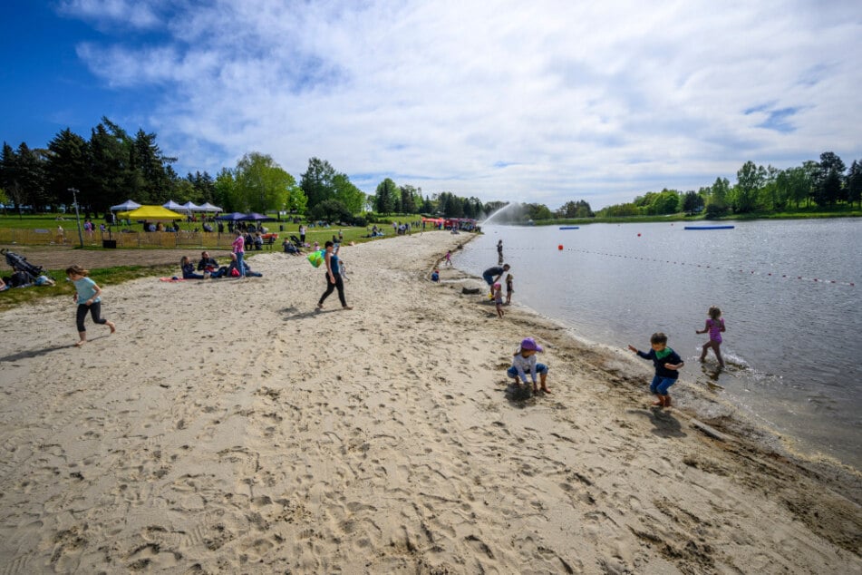 Bei 12 Grad können die ersten Wasserratten am Sonntag in den Stausee wagen. (Archivbild)