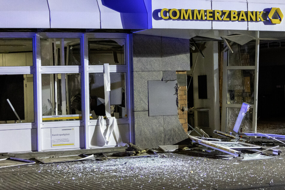 Die Täter hatten gegen 3.10 Uhr den Geldautomaten in der Filiale in der Beethovenstraße in die Luft gejagt und dabei erheblichen Schaden angerichtet.