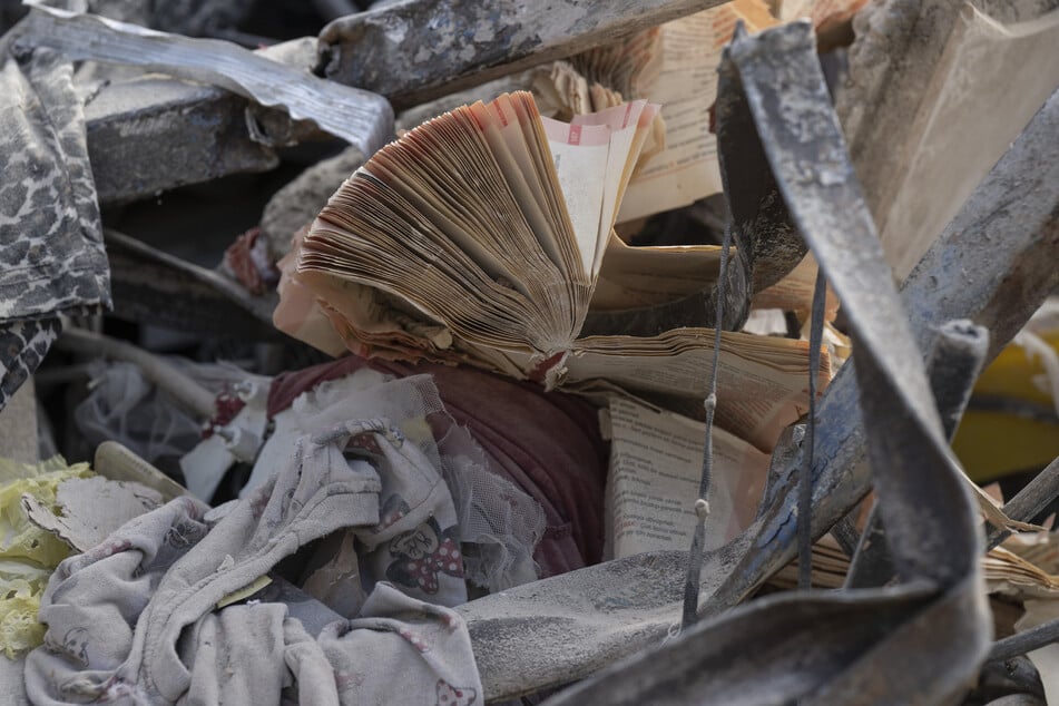 Bücher, Fotos und andere Erinnerungsstücke liegen noch in den Trümmern zerstörter Häuser.